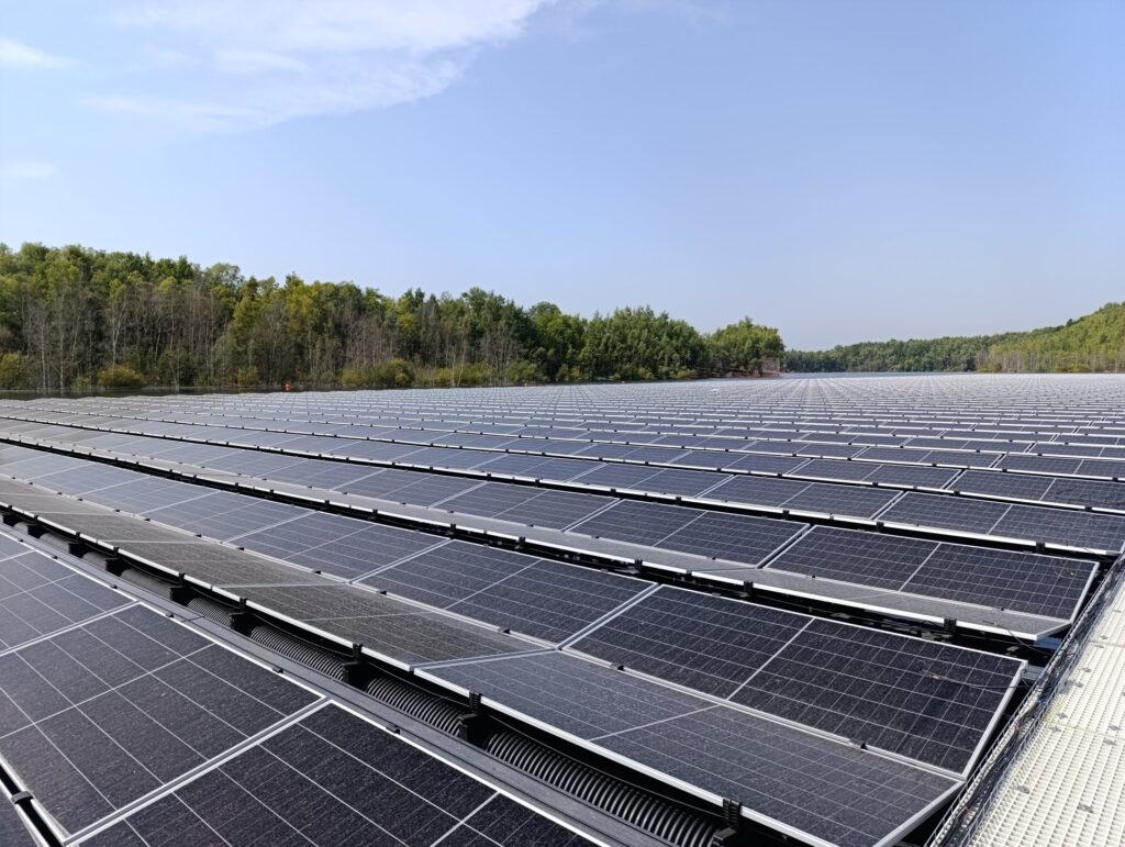 Installation of the floating PV panels of 6 MWp